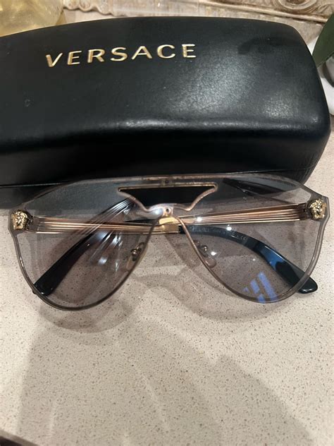 Ochelari de soare bărbați Versace online .